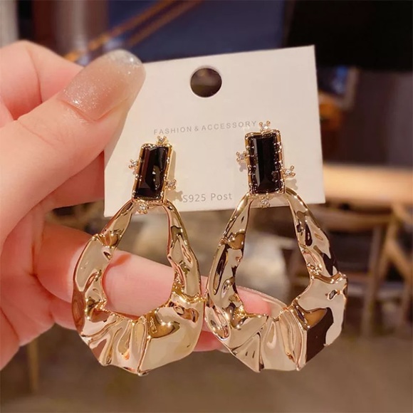 New 18k gold plated gorgeous earrings - Picture 2 of 3